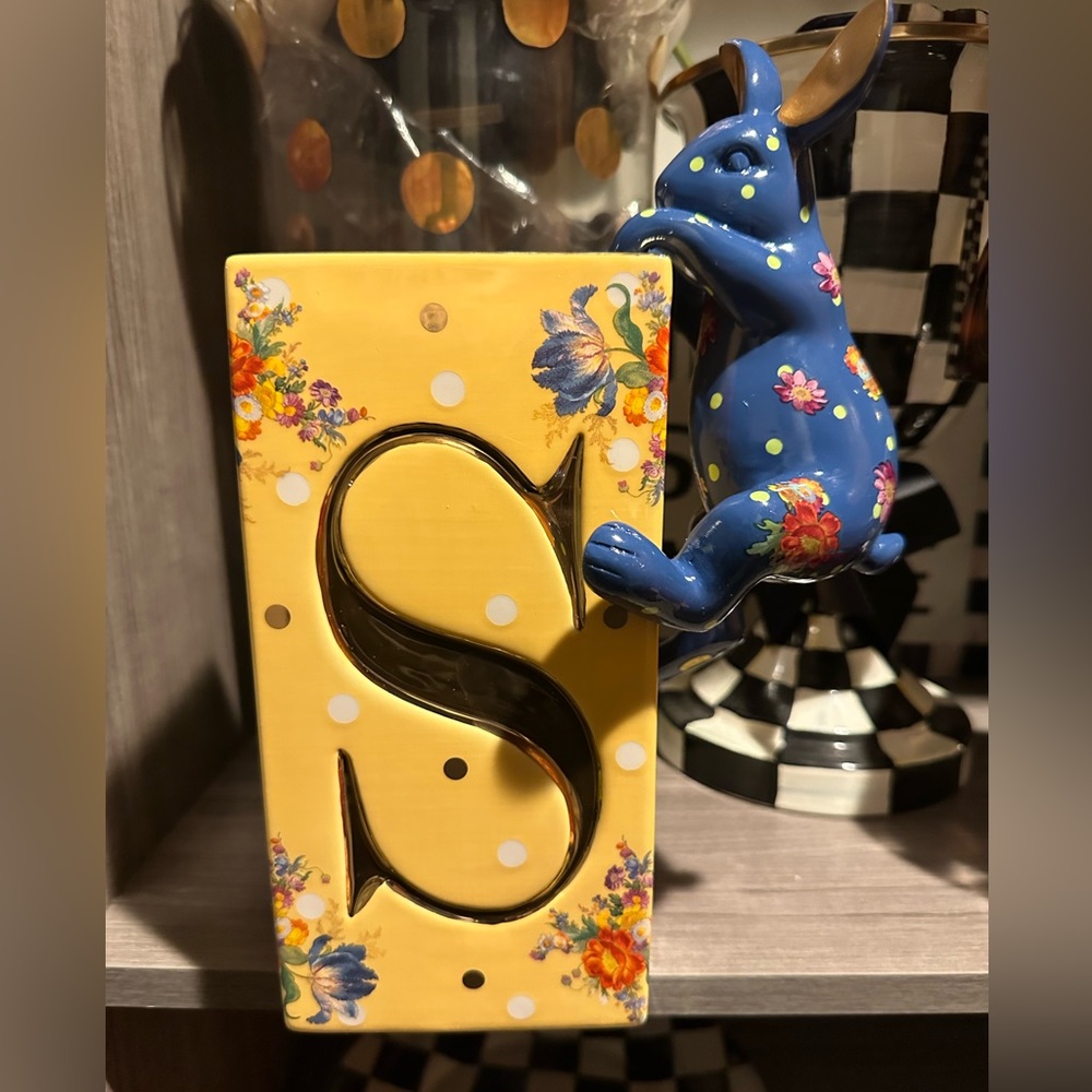 Vase and bunny